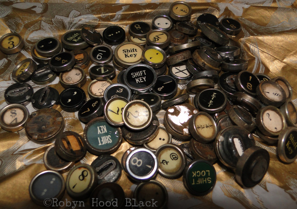 pile of old typewriter keys flash with c